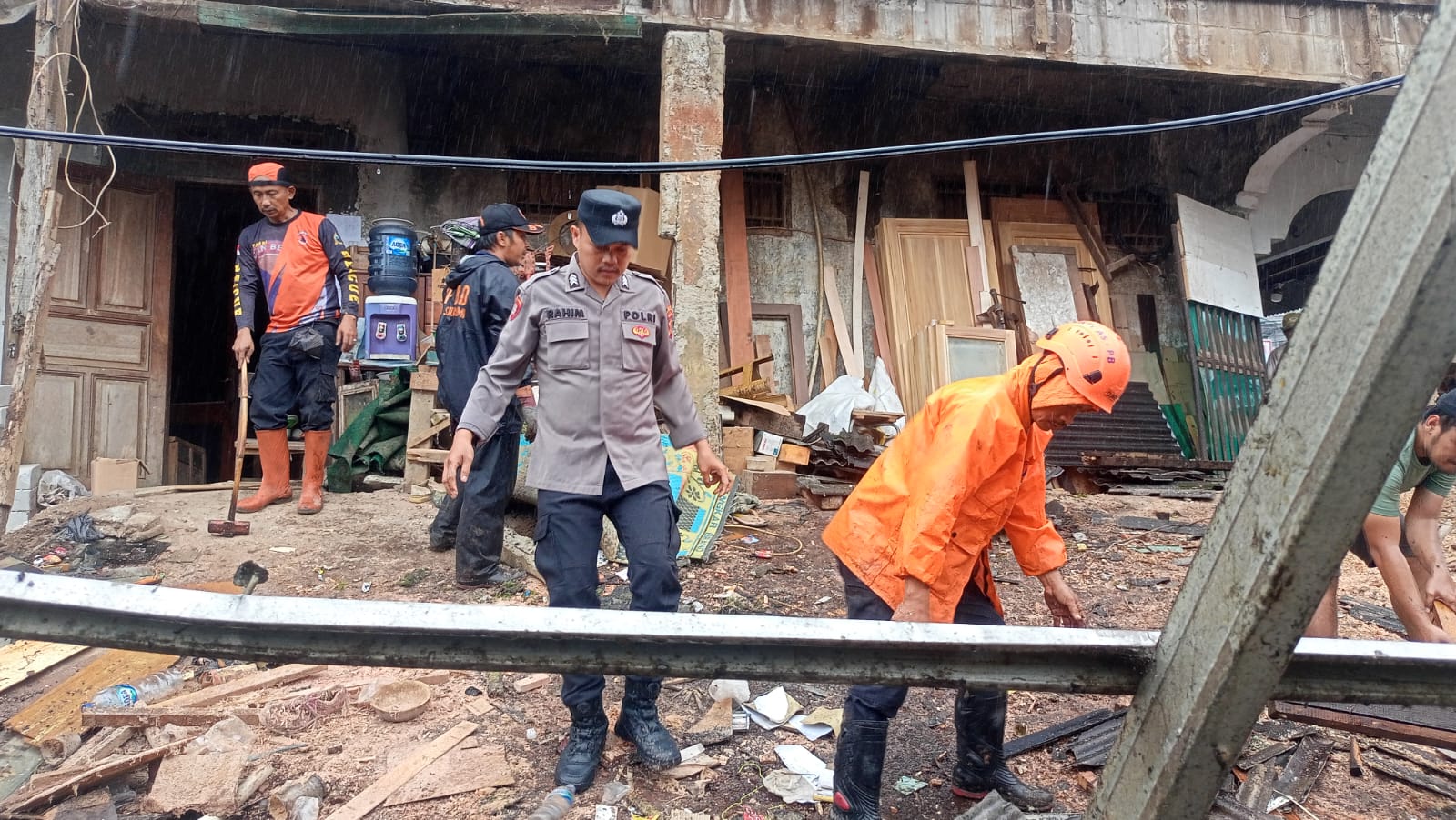 Polisi Gerak Cepat Evakuasi Bangunan Ambruk Diterjang Longsor