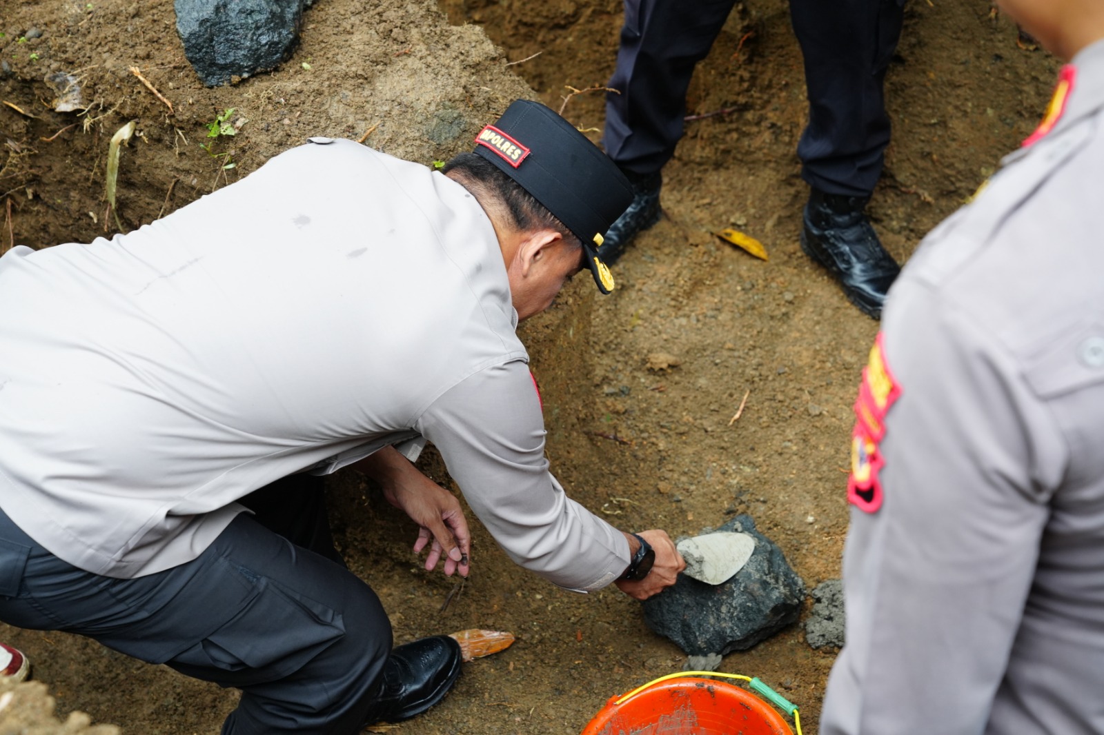 Dari Kepedulian hingga Aksi Nyata, Polisi Bangun Jembatan untuk 400 Pelajar dan Masyarakat