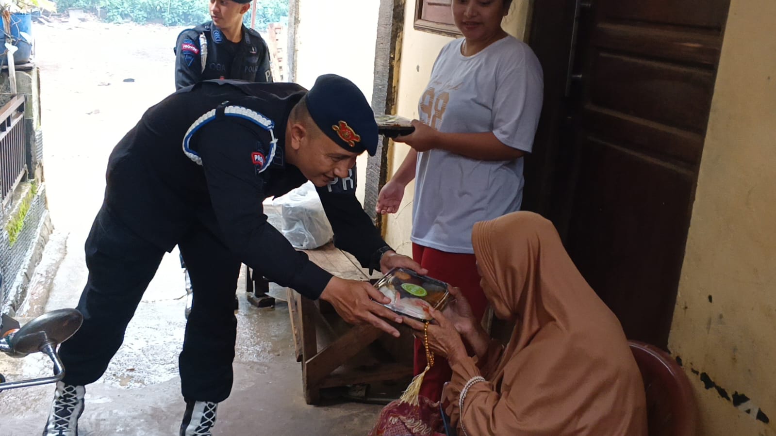 Jumat Penuh Makna, Brimob Jabar Hadir Berbagi di Tengah Masyarakat