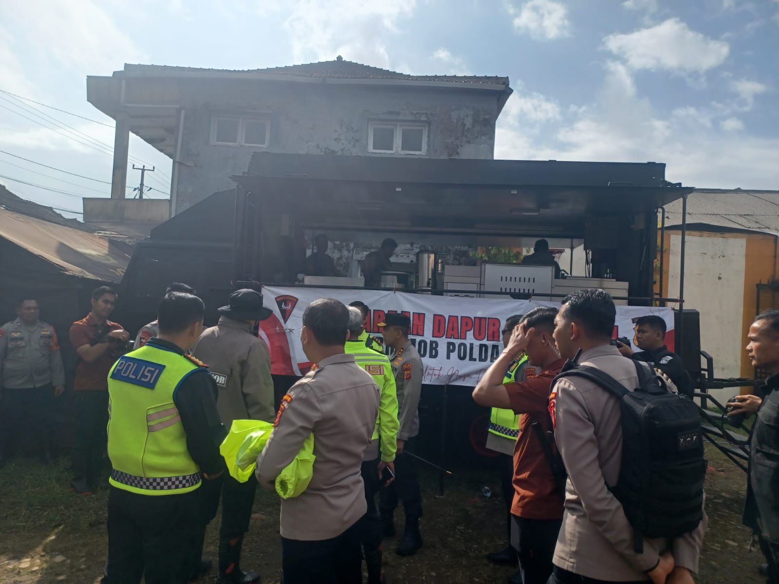 Penuhi Kebutuhan Pangan Pengungsi Korban Longsor di Pasirlangu Sat Brimob Polda Jabar Siapkan Dapur Lapangan