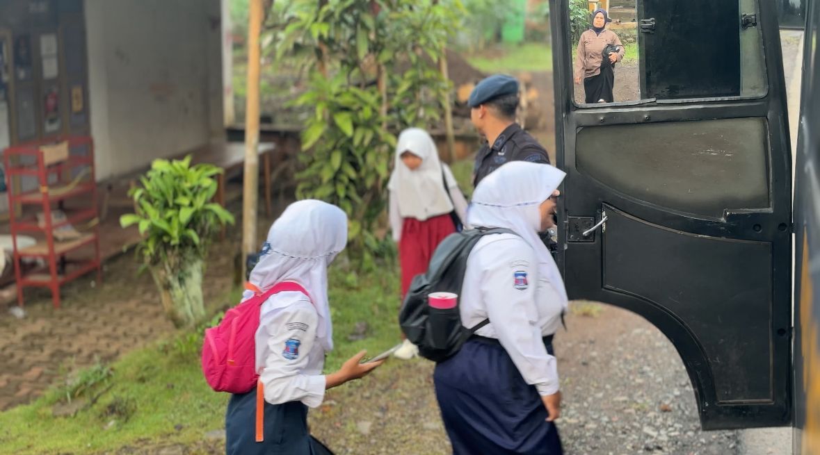 Brimob Jabar Hadirkan Bus Sekolah Gratis, Ringankan Aktivitas Pagi Pelajar Tasikmalaya