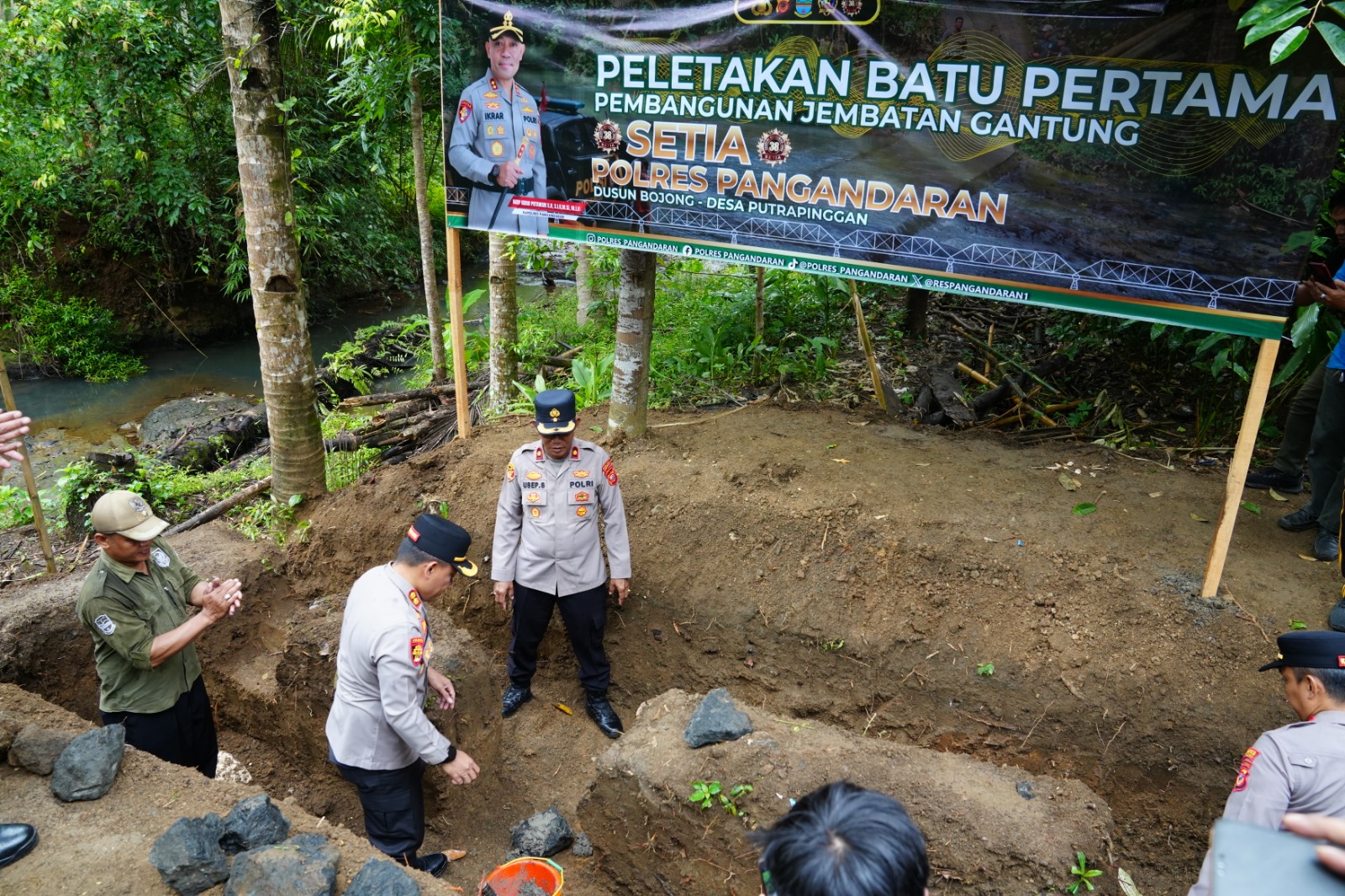 Dari Kepedulian hingga Aksi Nyata, Polisi Bangun Jembatan untuk 400 Pelajar dan Masyarakat