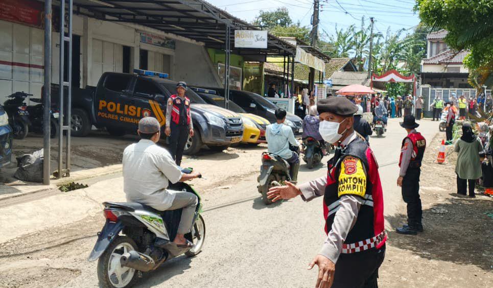 Polda Jabar lakukan pengamanan dan pengaturan lalu lintas penanganan bencana longsor di Pasirlangu Cisarua