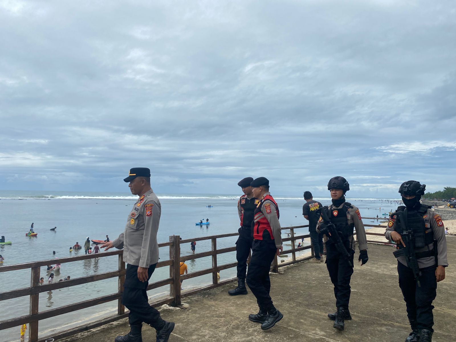 Pastikan Wisata Aman Saat Libur Tahun Baru, Polres Garut Gelar Patroli di Objek Wisata Pantai Selatan