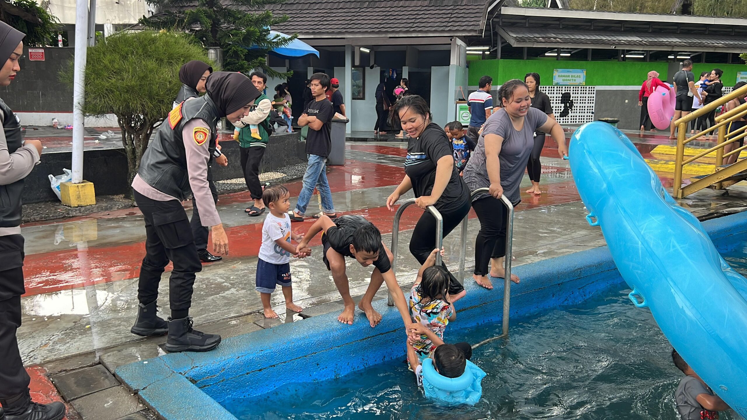 Sapa Wisatawan dengan Senyum, Polwan Polres Garut Laksanakan Patroli Ke Wisata Cipanas