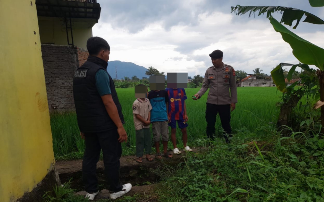 Polsek Tarogong Kidul Berikan Himbauan Kepada Anak-anak yang Bermain Petasan Lodong