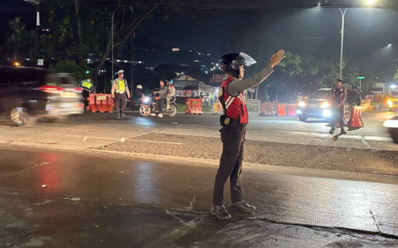 Puncak Arus Balik ke Arah Bandung, Polres Garut Laksanakan 18 Kali One Way Hingga Malam Hari