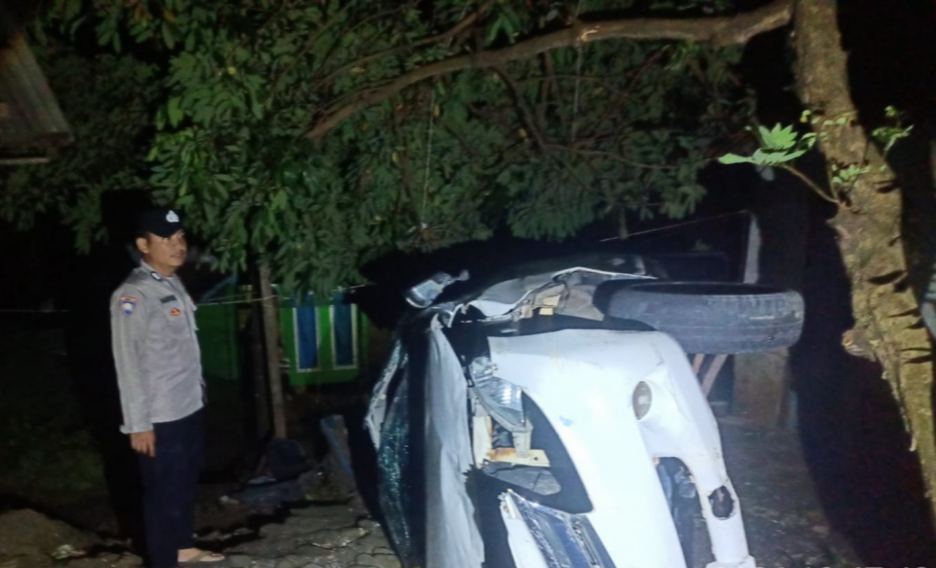 Mobil Avanza Hilang Kendali di Jalan Menanjak Bungbulang, Dua Rumah Warga Rusak