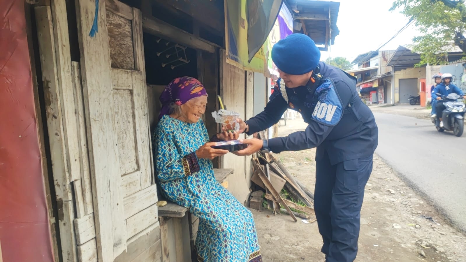 Brimob Jabar Kembali Bagikan Makanan Gratis Untuk Warga Dalam Program “Jumkah”
