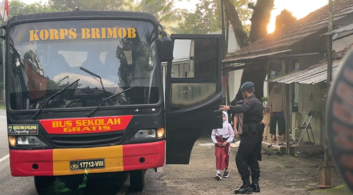Bus Sekolah Gratis Sat Brimob Polda Jabar di Awal Tahun Tuai Apresiasi Positif Warga Tasikmalaya