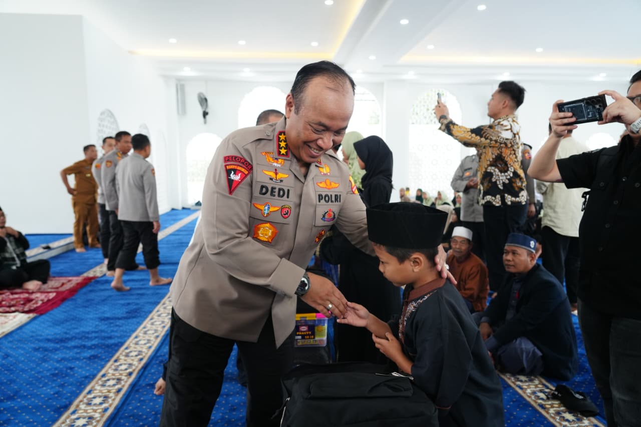 Wakapolri Serahkan Santunan Anak Yatim dan Bansos di SMA Kemala Taruna Bhayangkara Bogor
