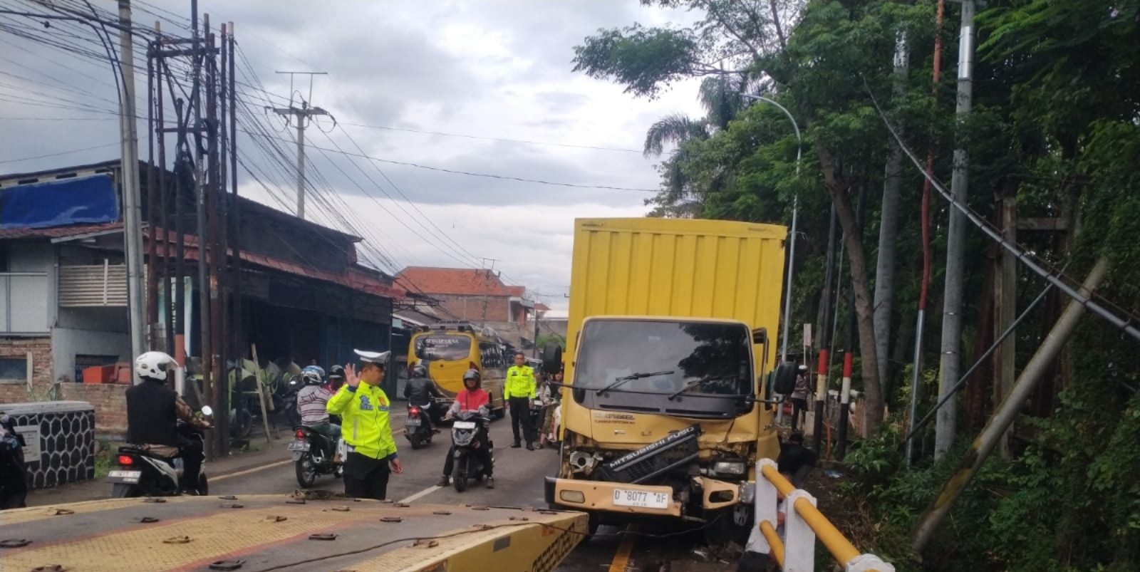 Truk Box Hilang Kendali Tabrak Tembok Jembatan di Jalan Sudirman Garut, Satlantas Polres Garut Lakukan Penanganan Cepat