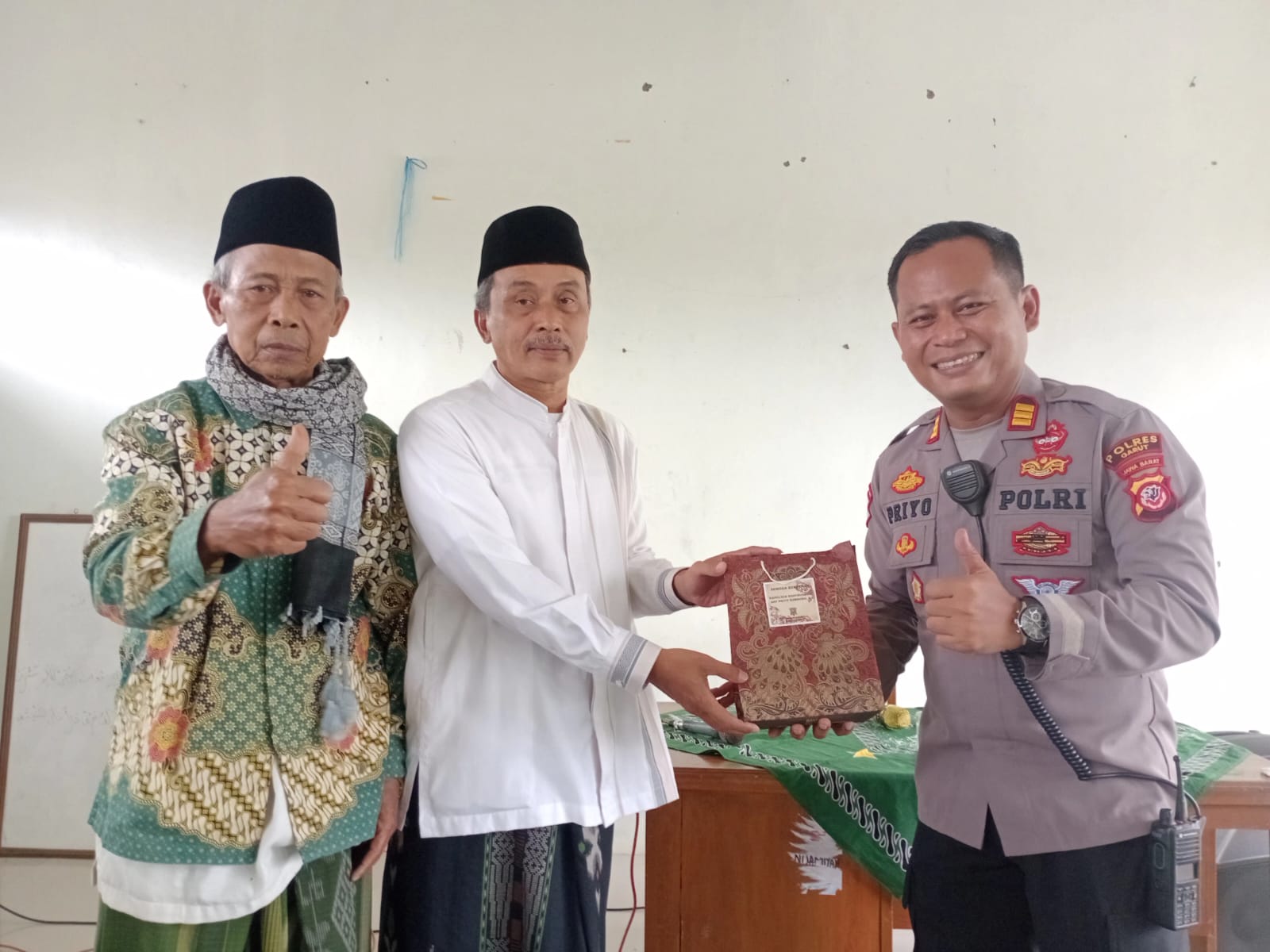 Kapolsek Bungbulang Jalin Silaturahmi Kamtibmas dengan Pimpinan Ponpes Nijamiah Syafi’iyah