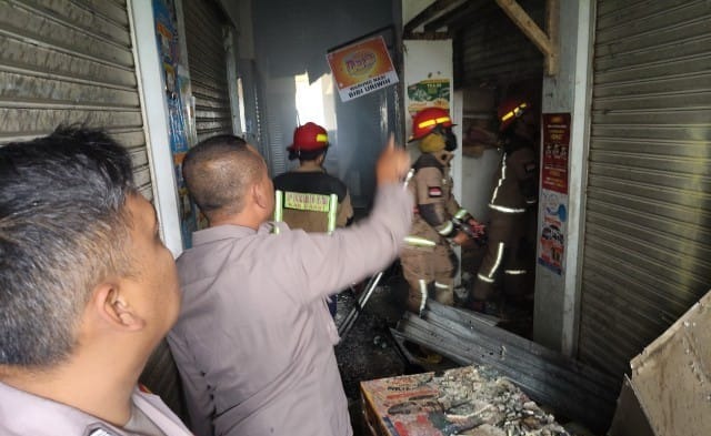 Polsek Samarang Lakukan Cek TKP Kebakaran Kios di Pasar Wisata
