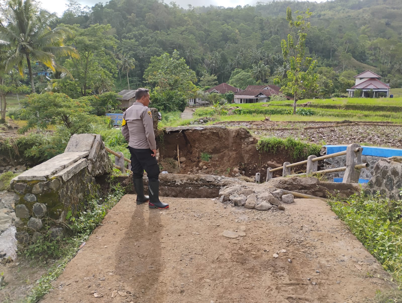 Polsek Cikelet Cek Jembatan Cisitu yang Ambruk Akibat Curah Hujan Tinggi