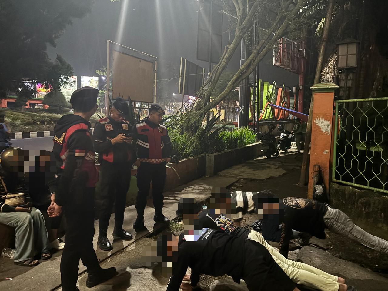 Patroli Dini Hari, Sat Samapta Polres Garut Tertibkan Pemuda Konsumsi Miras di Jalan Ibrahim Adjie