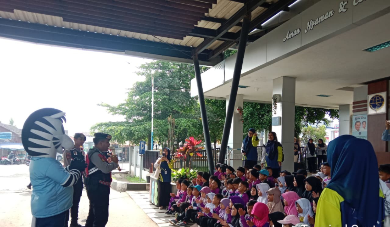 Patroli Dialogis di Terminal Guntur, Sat Samapta Polres Garut Edukasi Anak TK Kenalkan Polisi Sejak Dini