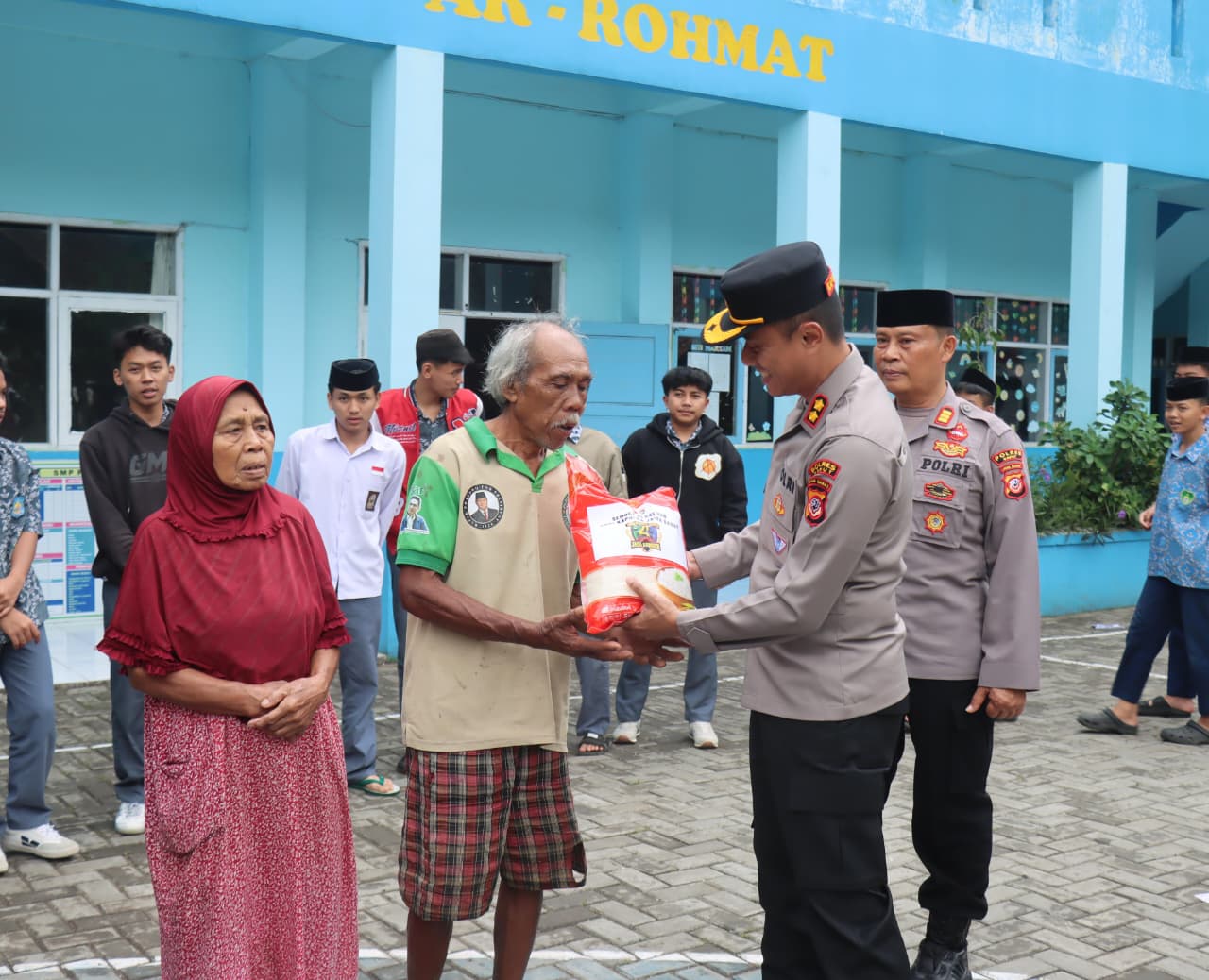 Kapolres Garut Salurkan Beras Kapolda Jabar untuk Warga Kurang Mampu