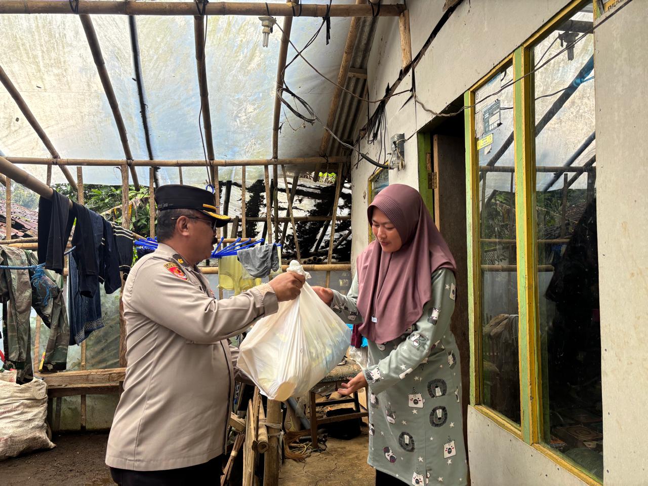 POLDA JAWA BARAT SALURKAN 1.000 KANTONG SEMBAKO UNTUK KORBAN LONGSOR DI CISARUA DAN MASYARAKAT