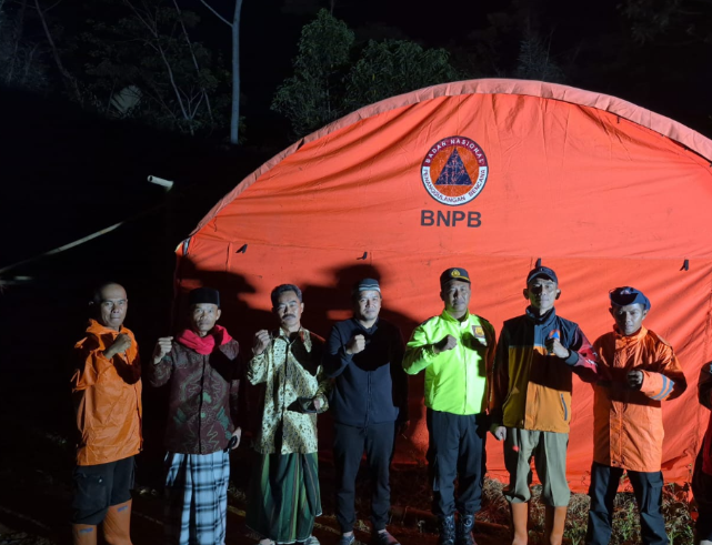 Respons Cepat Polisi dan BPBD, Siswa MI Darul Hikmah Banjarwangi Kini Belajar di Tenda Darurat yang Lebih Aman