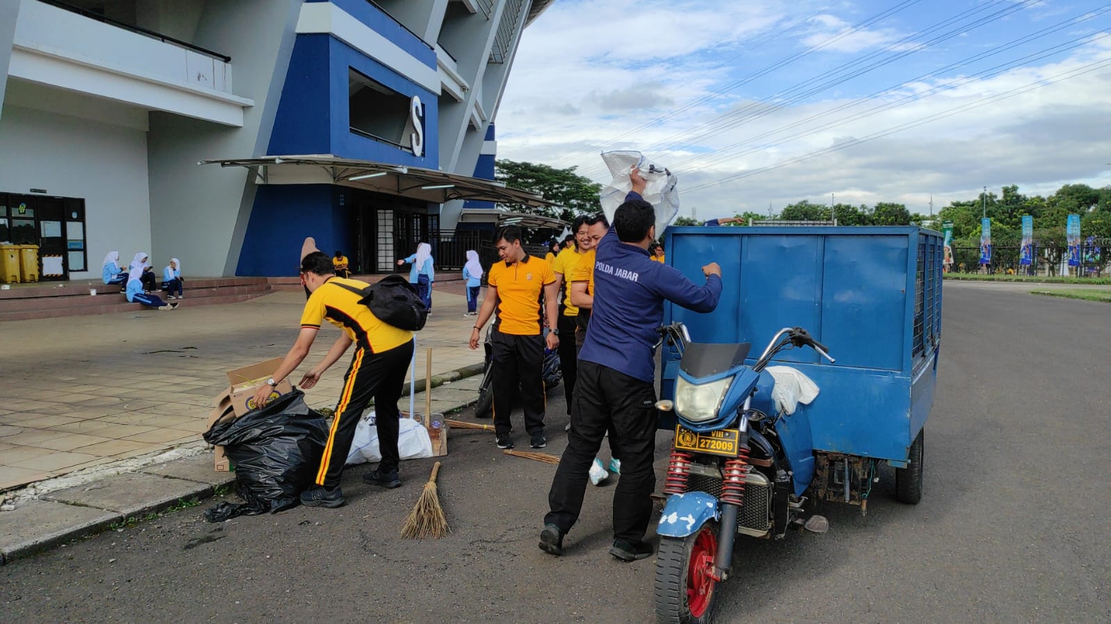 Polda Jabar Apel Pagi Gabungan dan Bersih Bersih / Korve Massal di Stadion GBLA