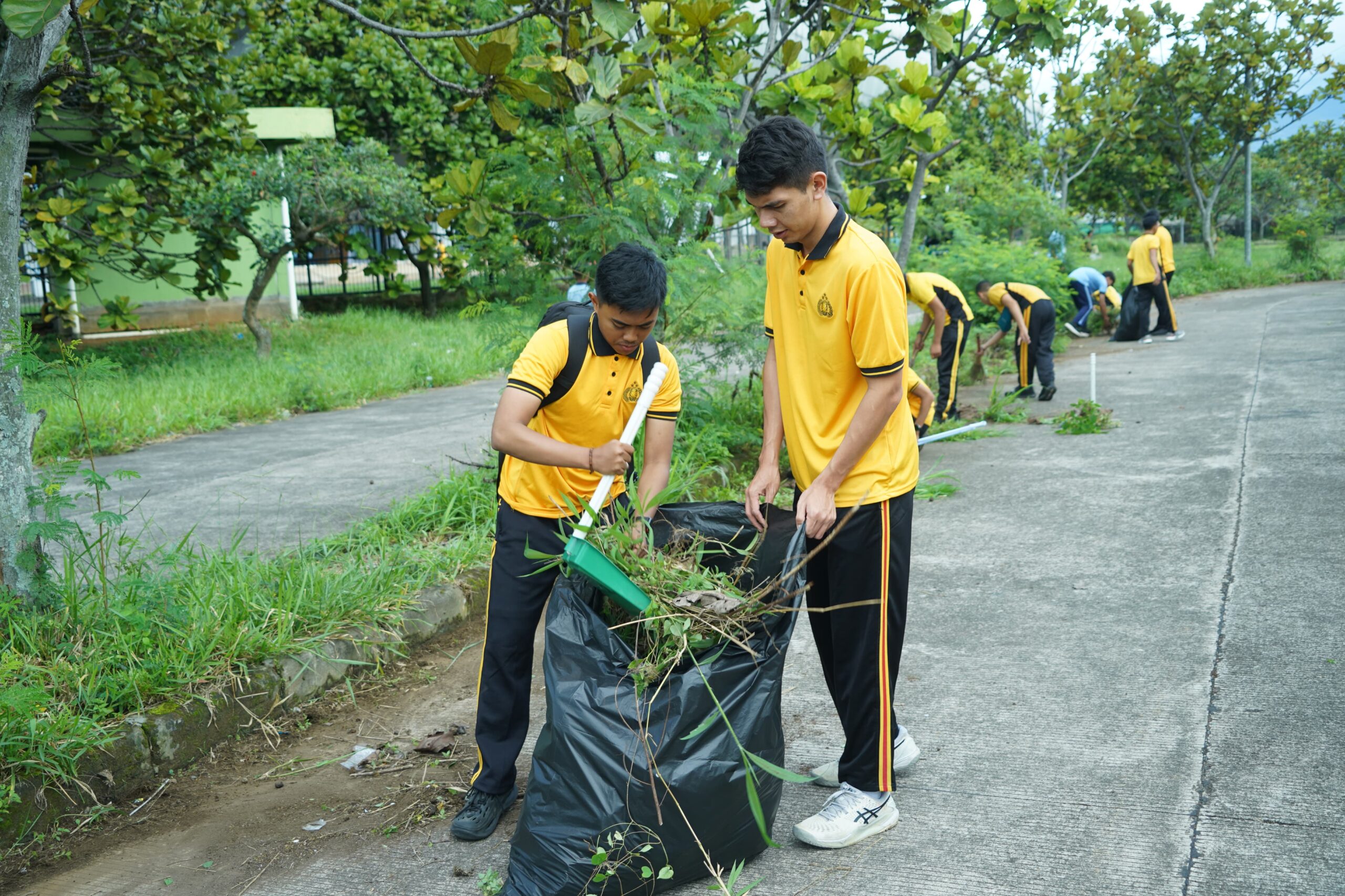 Tindak Lanjuti Arahan Presiden, Polda Jabar Bersih – Bersih Stadion GBLA, Jaga Kualitas Destinasi Wisata