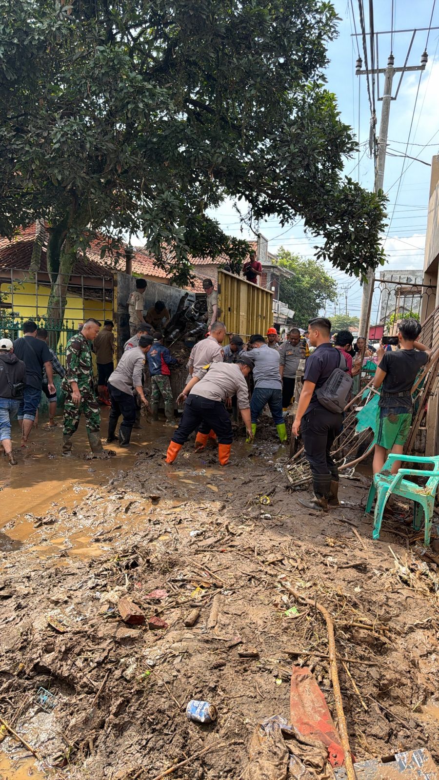 Polisi Evakuasi Warga dan Pimpin Pembersihan Pascabanjir di Majalaya