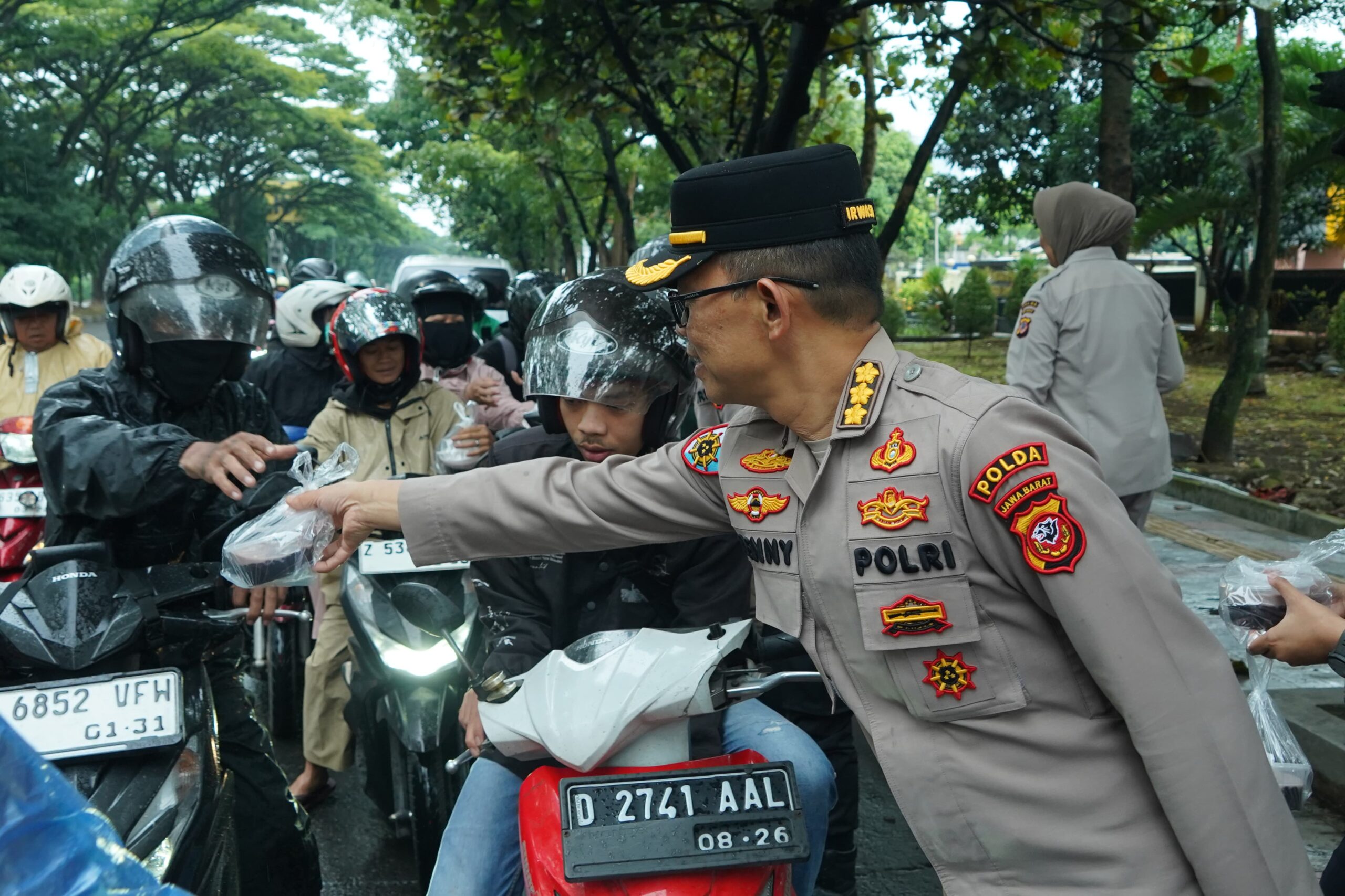 Tebar Berkah Ramadhan, Polda Jabar Bagikan Takjil untuk Pengendara