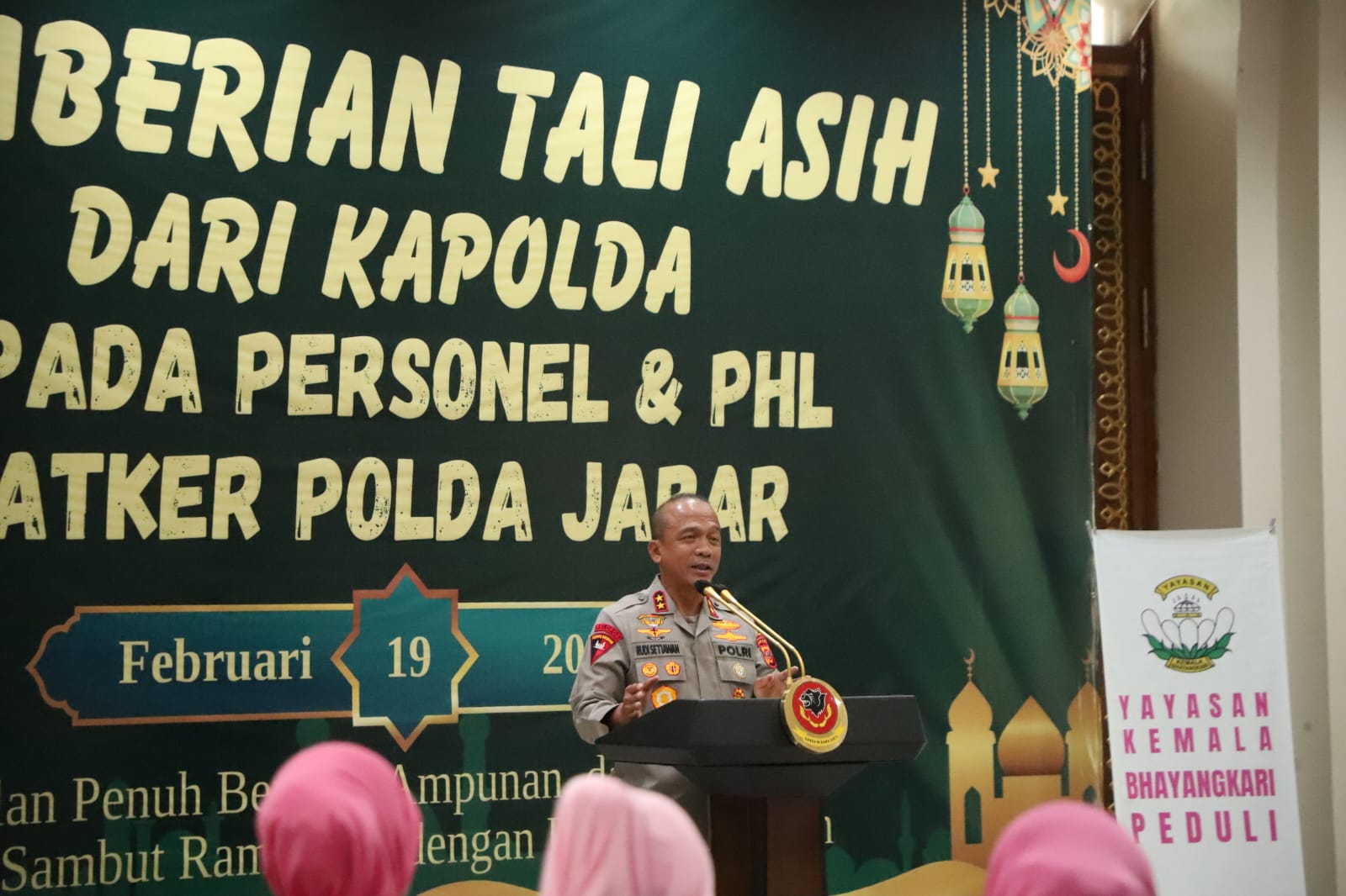 Pererat Kebersamaan, Kapolda Jabar Berikan Tali Asih kepada Personel dan PHL