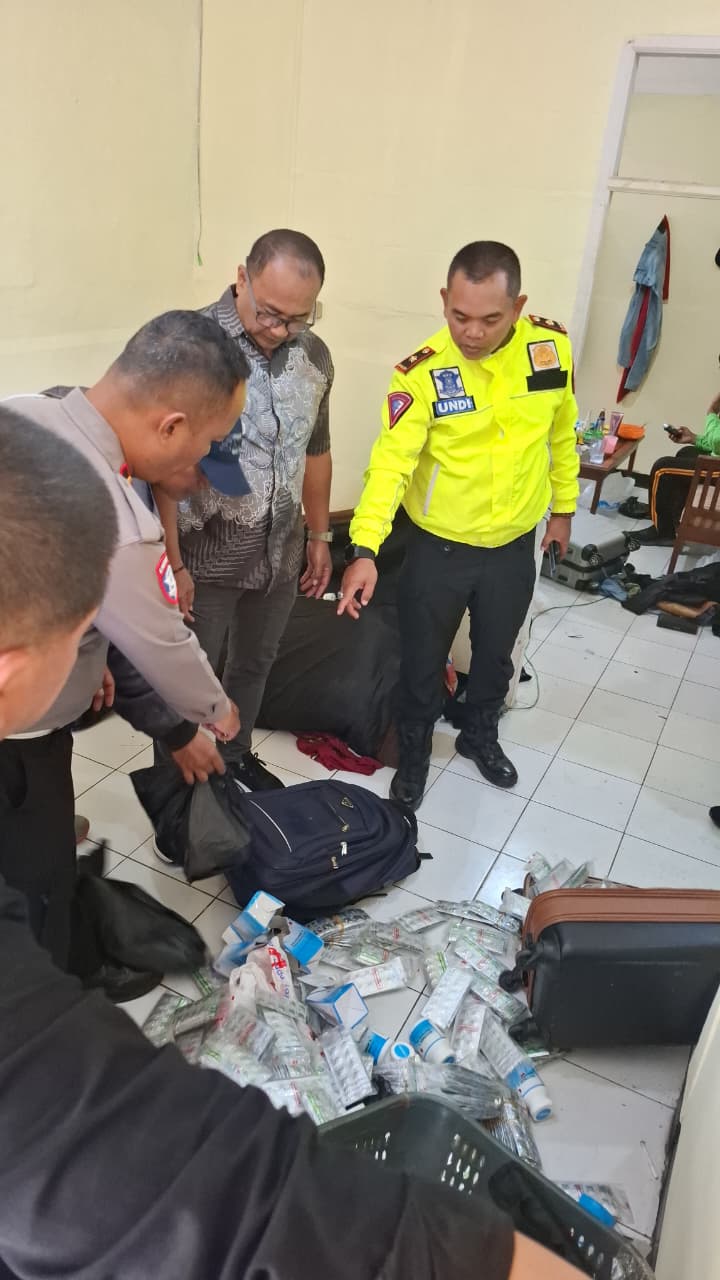 Polisi Gerebek Rumah Kontrakan di Perum GBI, Ratusan Ribu Butir Obat Terlarang Disita, 6 Orang Diamankan