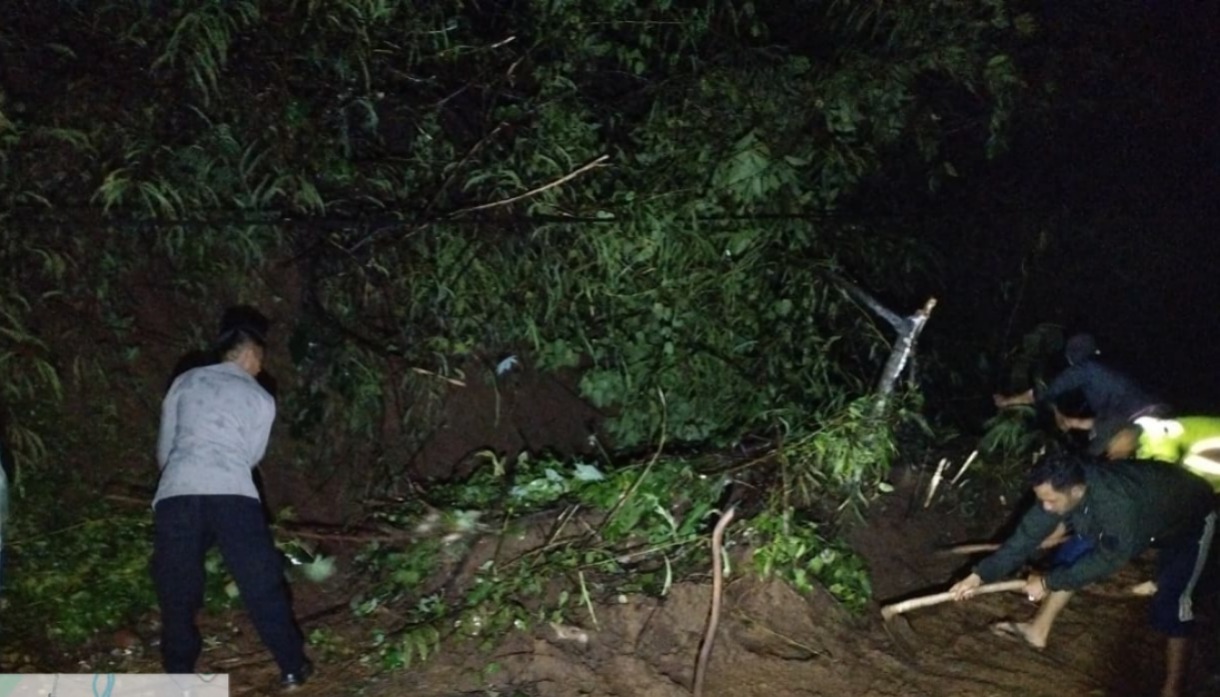 Polisi Evakuasi Tanah Longsor, Akses Jalan Kembali Normal