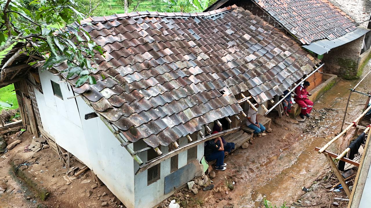 Kapolda Jabar Berikan Bantuan Rumah Layak Huni bagi Warga Kurang Mampu di Kabupaten Bandung