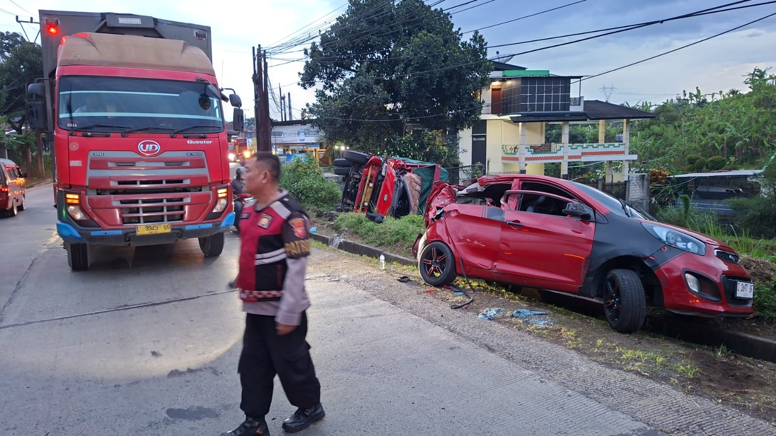 Tiga Kendaraan Terlibat Laka Lantas di Pamulihan, Dua Korban Luka Berat