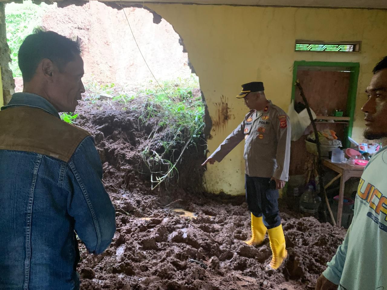 Longsor di Pangalengan, Dua Anak Balita Meninggal Dunia Tertimbun Reruntuhan Rumah Longsor di Pangalengan, Dua Anak Balita Meninggal Dunia Tertimbun Reruntuhan Rumah