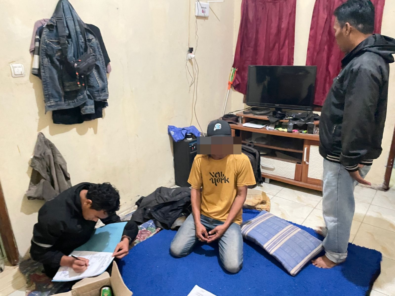 Satres Narkoba Polres Garut Amankan Belasan Botol Miras di Wanaraja