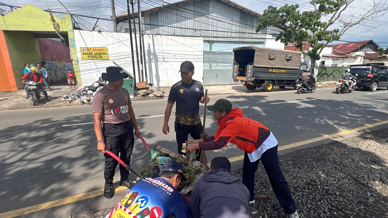 Jaga Lingkungan Bersih dan Sehat, Polres Garut Gelar Korve Massal