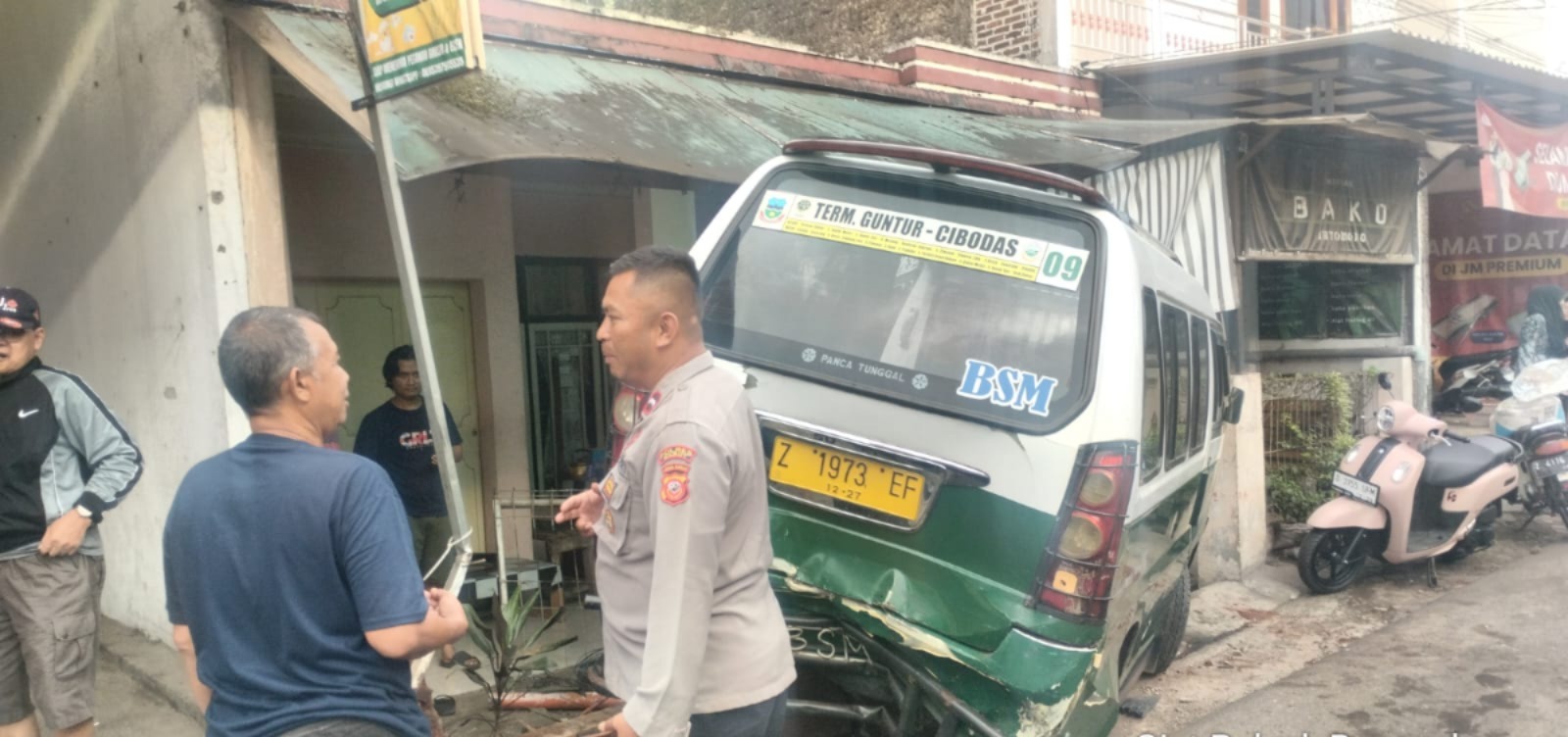 Polsek Bayongbong Sigap Tangani Laka Lantas di Bayongbong, Dua Kendaraan R4 Alami Kerusakan