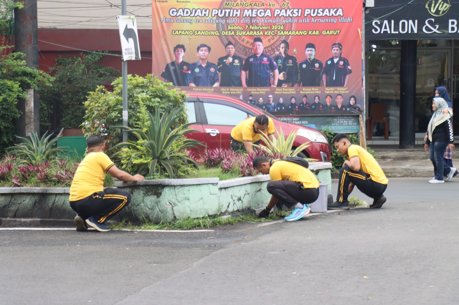Polres Garut Gelar Jumat Bersih Serentak di Alun-alun Tarogong, Wujud Kepedulian Jaga Lingkungan Publik