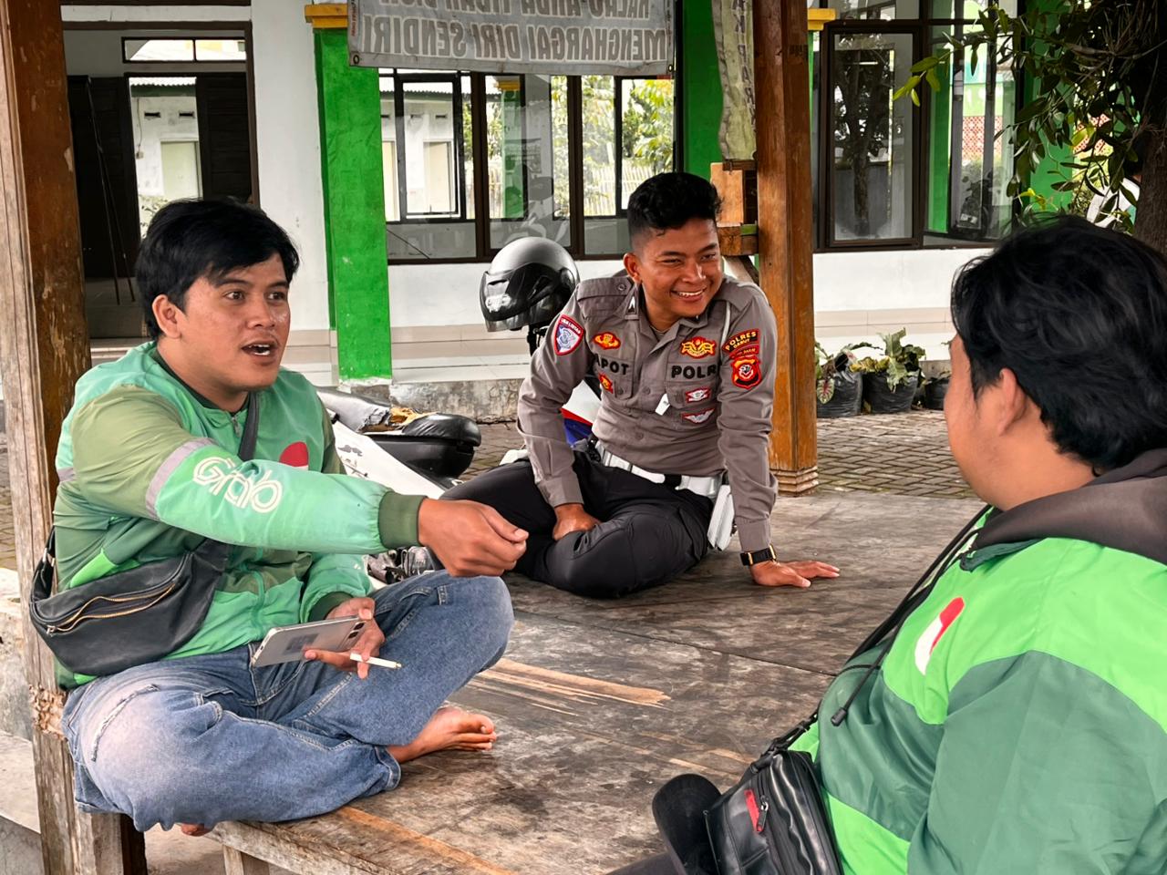 Satlantas Polres Garut Sosialisasikan Edukasi Keselamatan Berlalu Lintas kepada Pengemudi Ojek Online