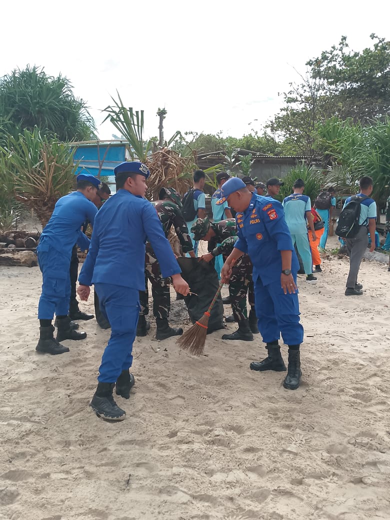 Satpolairud Polres Garut Bersama TNI dan Masyarakat Gelar Aksi Bersih Pantai Dukung Gerakan Indonesia Asri
