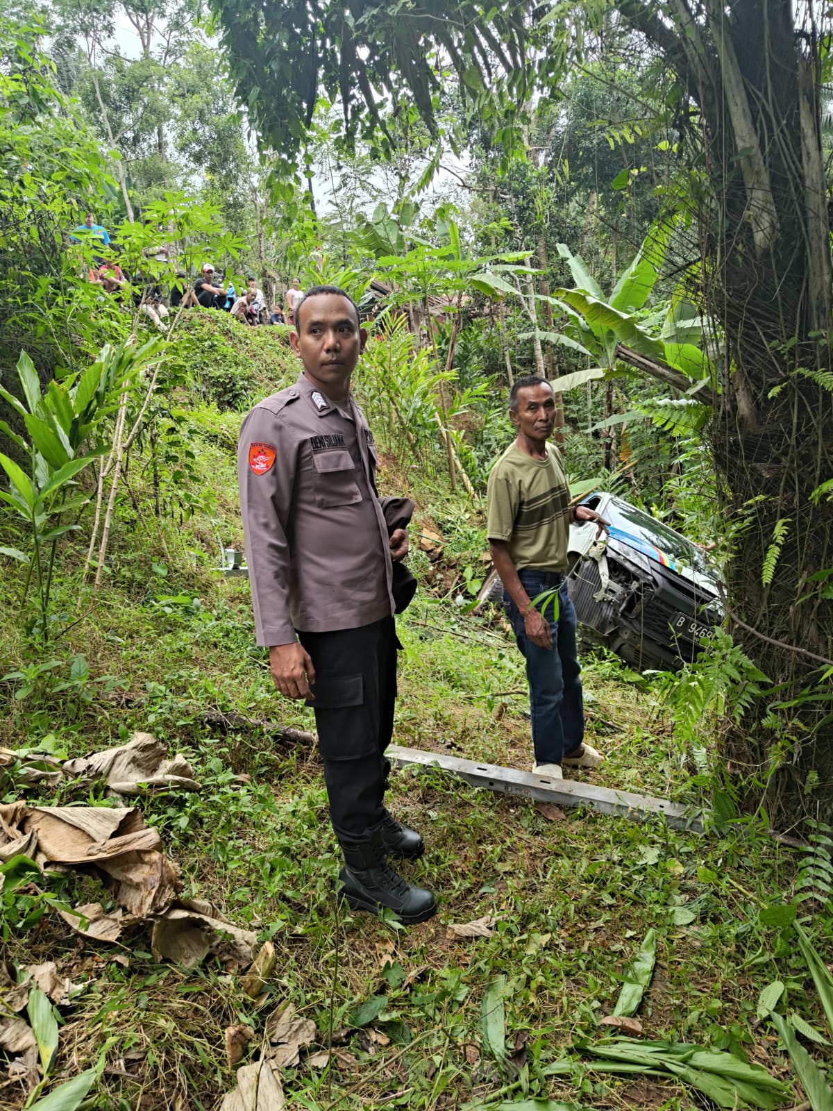 Sigap Tangani Laka Tunggal di Bungbulang, Polsek Evakuasi Korban Mobil Terperosok ke Jurang