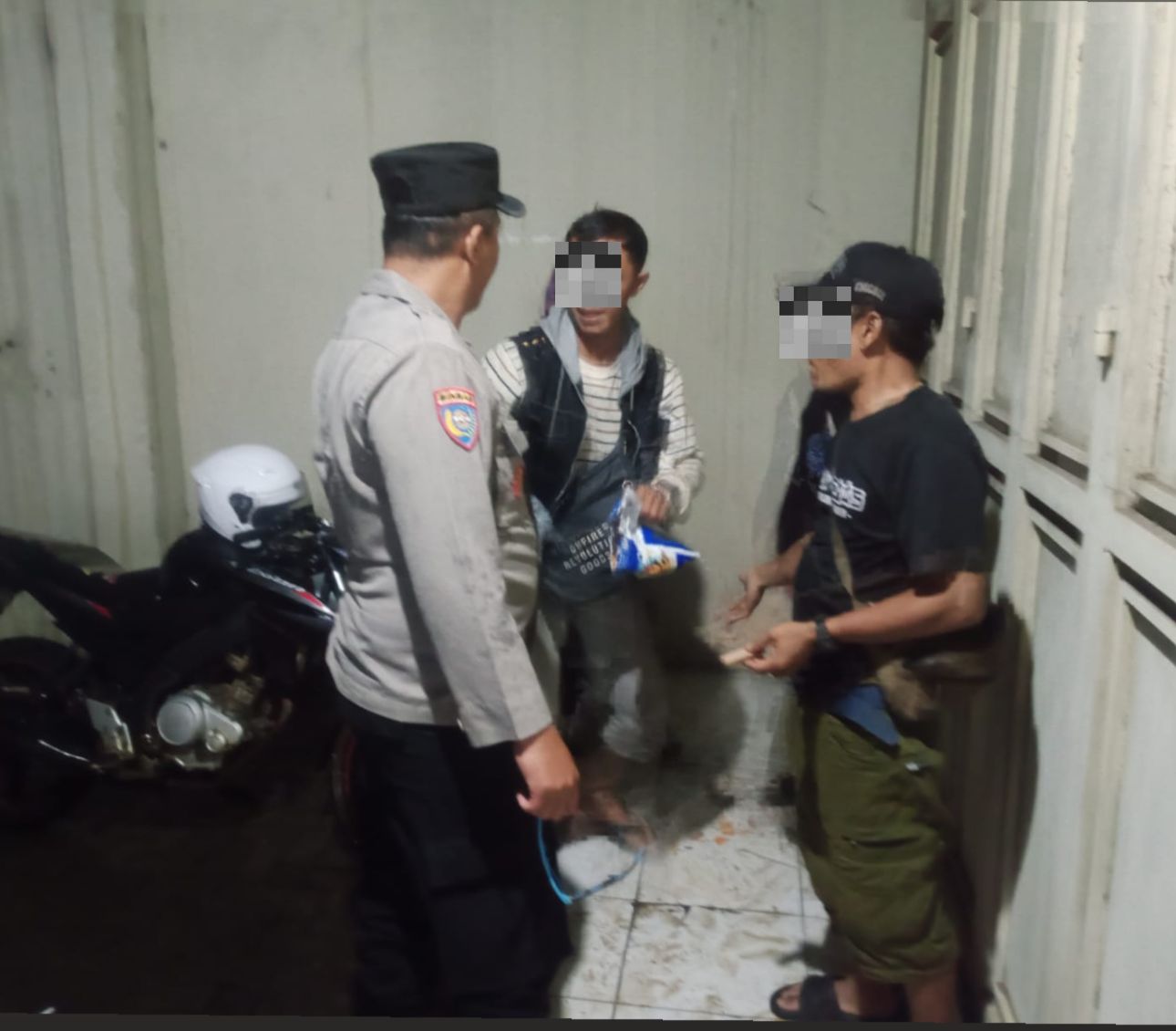 Respon Cepat Laporan 110, Polsek Malangbong Amankan Dua Pria Mabuk di Depan RS Malangbong