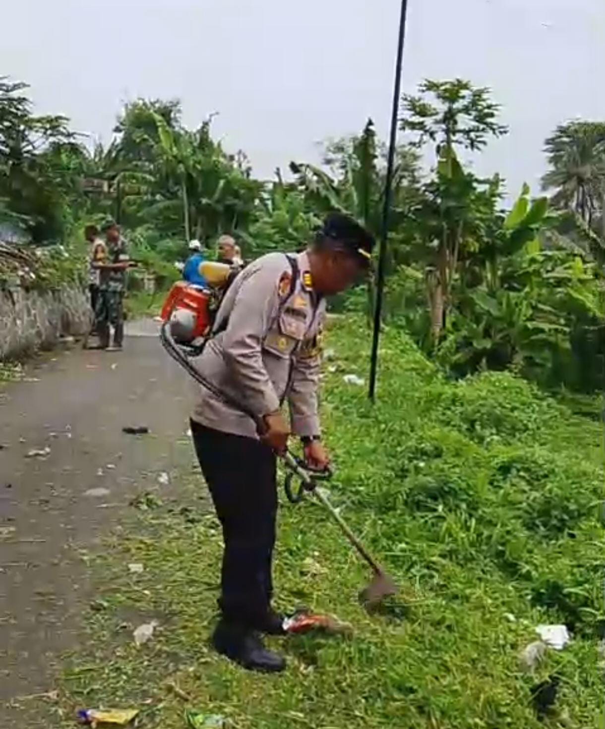 Sampah Menumpuk di Lahan Milik Carik, Polsek Sukawening Bergerak Cepat Laksanakan Korve dan Koordinasi.