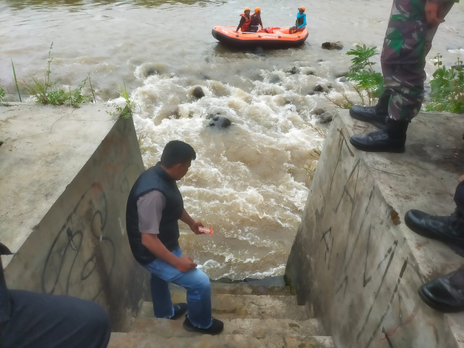 Quick Response Polsek Garut Kota Lakukan Pencarian Bocah Hanyut di Sungai Cimanuk