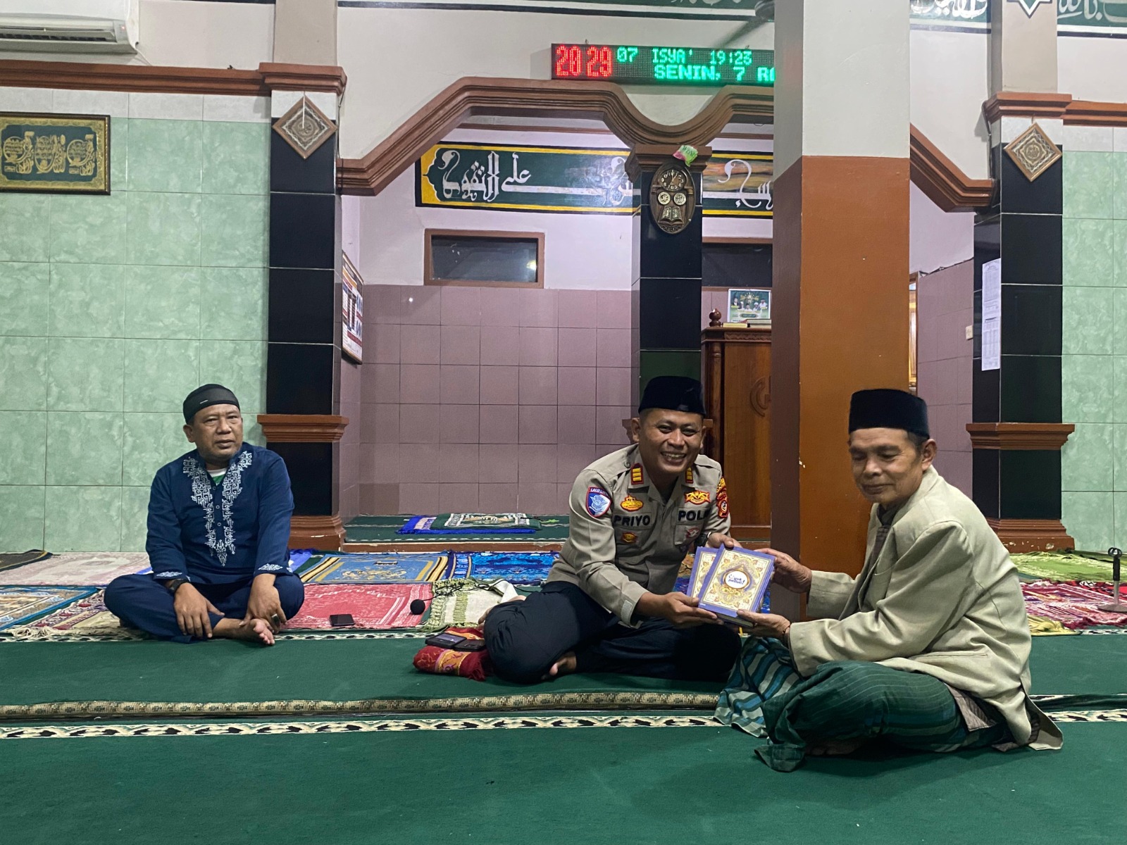 Safari Ramadhan Polsek Bungbulang, Pererat Silaturahmi dan Bagikan Al-Qur’an di Masjid Jami Babussalam