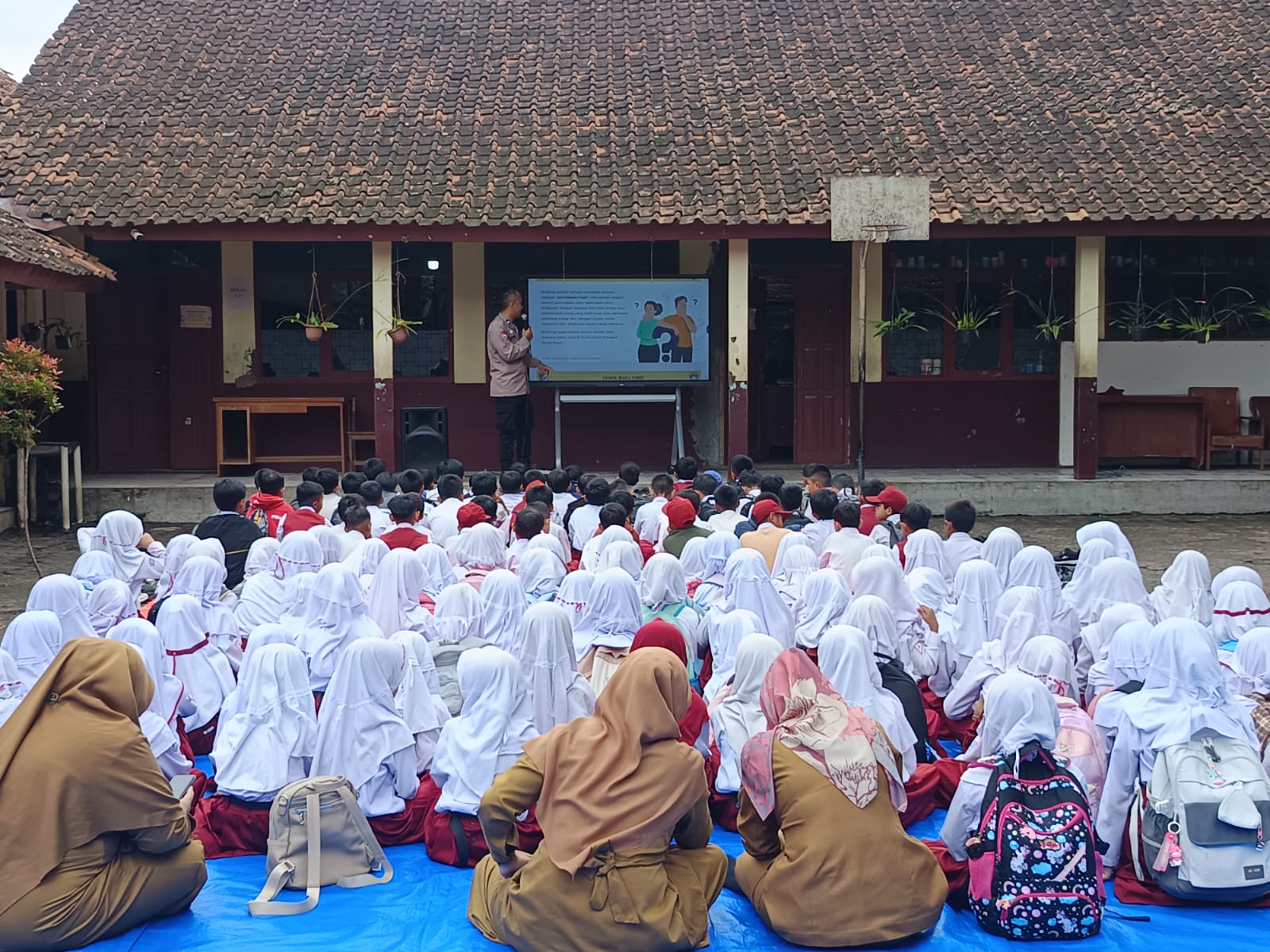 Polsek Banyuresmi Sosialisasikan Program Binpolmas dan Larangan Petasan di SDN Banyuresmi 1