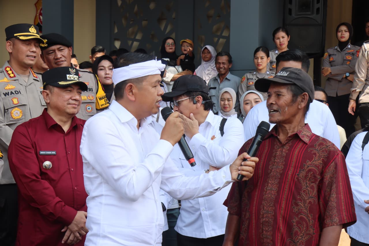Kurangi Kemacetan Jalur Mudik Garut, Kapolres Garut Dampingi Gubernur Jabar Dedi Mulyadi Beri Kompensasi Rp1,4 Jut a untuk Kusir Delman dan Tukang Becak