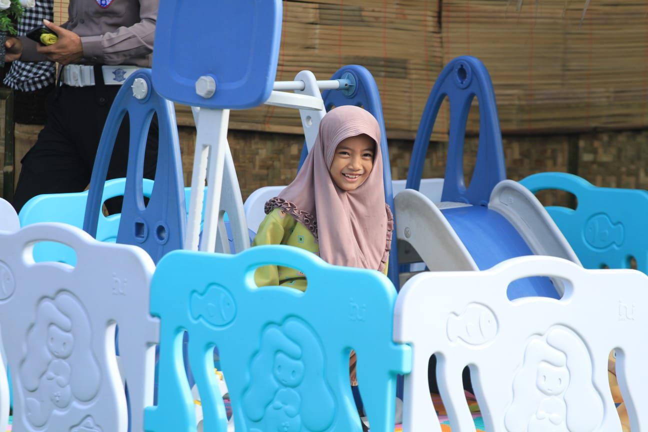 Pemudik Manfaatkan Fasilitas Pos Terpadu Polisi, Anak Bermain Nyaman Orang Tua Nikmati Wifi Gratis