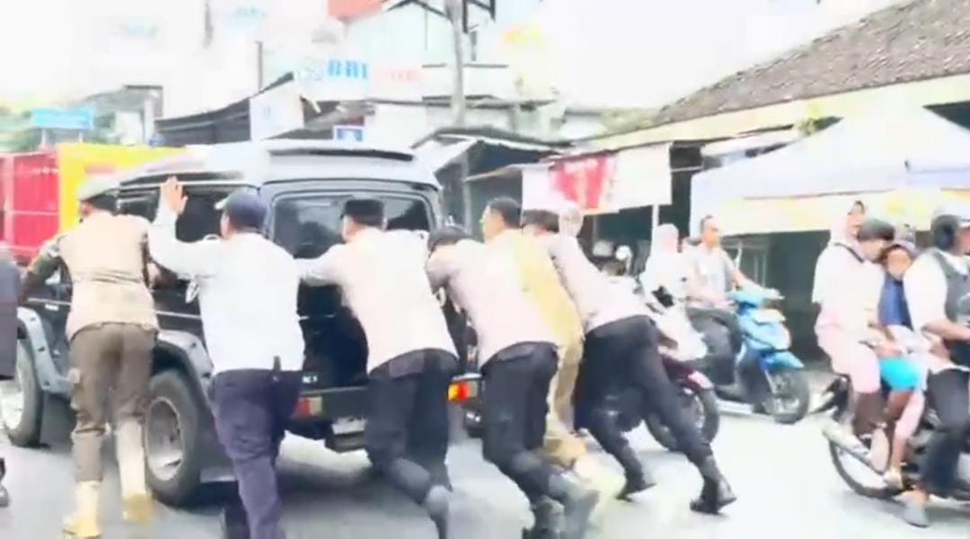 Aksi Cepat Anggota Polisi di Pos Pam Maja Bantu Mobil Mogok