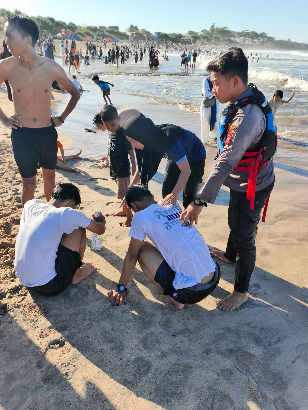 Aksi Heroik Polisi Selamatkan 4 Wisatawan Terseret Ombak di Pantai Karangpapak
